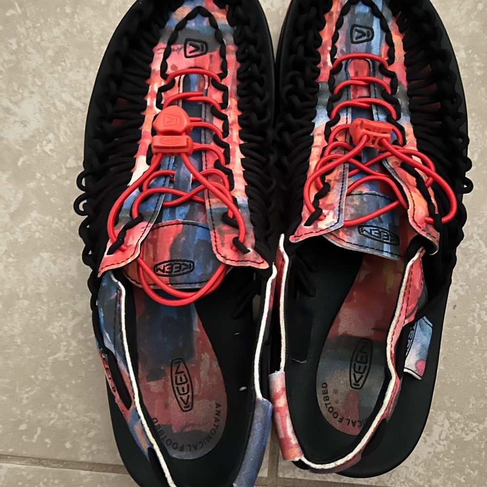 Like new never worn Keen shoes size 11 for sale and won’t last long!